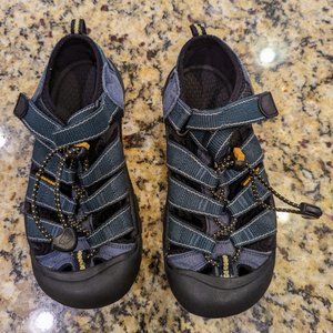 Keen youth size 3